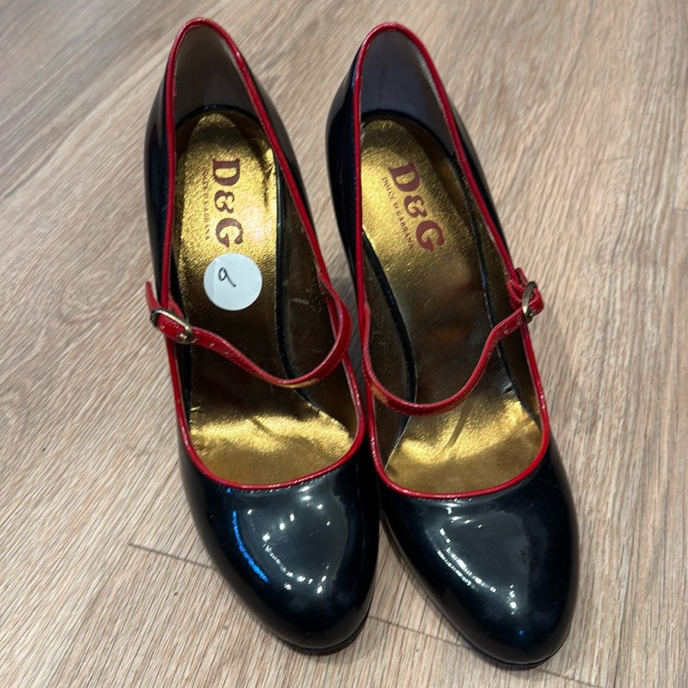 Dolce Gabbana black patent Mary Jane heels 39